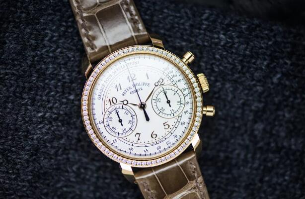 The diamonds paved on the bezel add the feminine touch to the model.