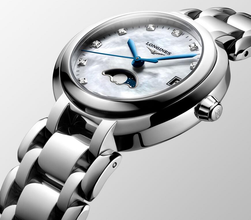 Swiss fake watches are decorated with diamond indexes.